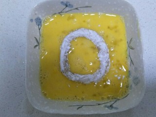 12、香酥鱿鱼圈,再沾满蛋液