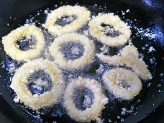 16、香酥鱿鱼圈,放入事先加工好的鱿鱼圈小火炸制，一面炸好后再翻面炸另一面。