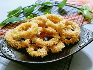 17、香酥鱿鱼圈,两面炸至金黄后就可装盘上桌了。真的是超级美味。