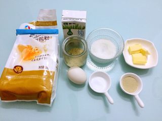 1、热狗面包,准备好材料