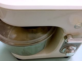 3、热狗面包,先用一档慢速和面一分钟再转三档快速和面，直到机器自动停止。（共15分钟）