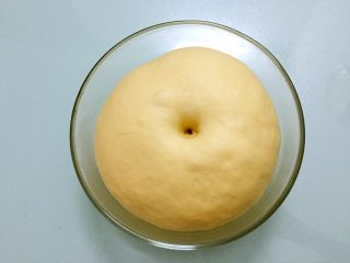 6、热狗面包,手指沾水或面粉戳一小洞，不反弹不回缩即发酵成功