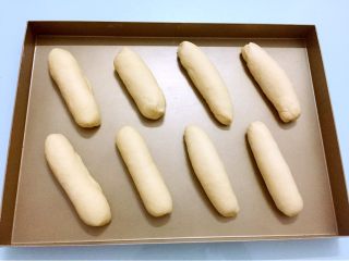 12、热狗面包,放入烤盘