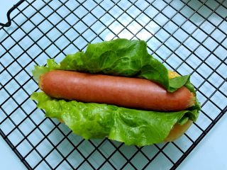 21、热狗面包,再放入热狗肠