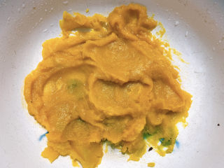 3、南瓜糯米糍,捣出南瓜泥