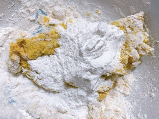 4、南瓜糯米糍,加入糯米粉适量