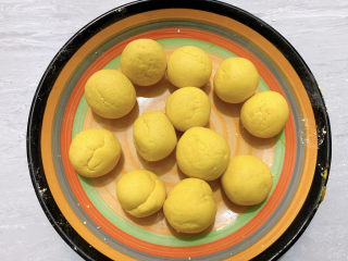 6、南瓜糯米糍,而后，将面团揉成小丸子。