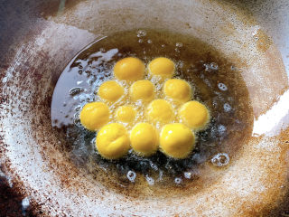 7、南瓜糯米糍,油烧热至7~8成的火候，加入丸子，转中小火慢炸。