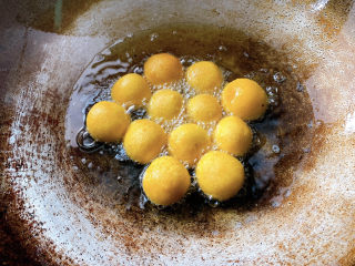 8、南瓜糯米糍,边炸边用锅铲平推，待丸子膨胀，外壳有所起酥金黄，即为成熟