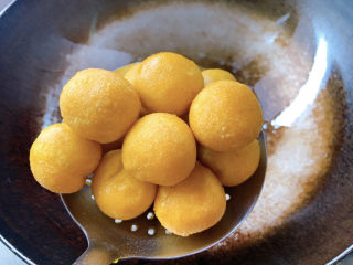 9、南瓜糯米糍,捞出控油，并过一下吸油纸