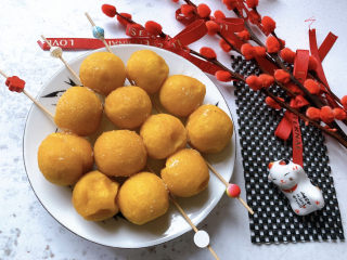 10、南瓜糯米糍,而后再摆盘，最后撒适量白砂糖和椰蓉