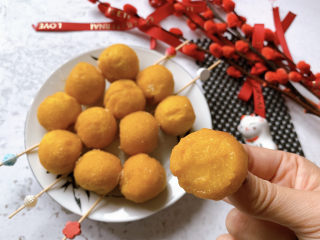 11、南瓜糯米糍,糯叽叽的油炸南瓜糯米糍就做好啦~