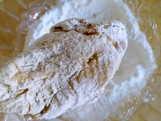 11、蒜香脆皮鸡腿（烤箱版）,裹满生粉