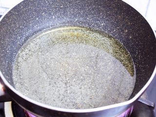 3、古早味蛋糕,玉米油倒入锅中煮沸关火（就是很热快要冒烟的时候）