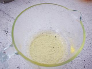 4、古早味蛋糕,然后倒入容器中