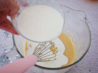 7、古早味蛋糕,加入牛奶继续拌匀