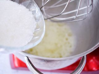 11、古早味蛋糕,分三次加入白糖，打发至湿性偏硬性发泡