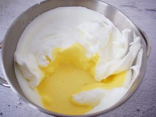 14、古早味蛋糕,再把拌匀的蛋黄糊倒回蛋白霜中