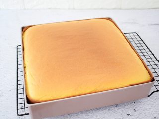 18、古早味蛋糕,烤好取出等凉透了再脱模。