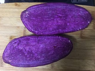 2、紫薯蛋糕,带皮切两半（带皮可以最大程度的保持紫薯的水分）