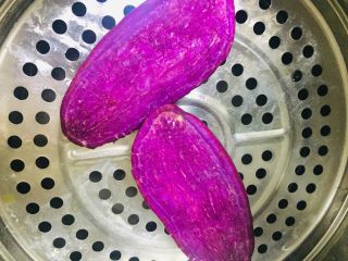 3、紫薯蛋糕,紫薯上锅蒸20分钟