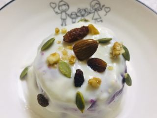 8、紫薯蛋糕,加入喜欢吃的坚果