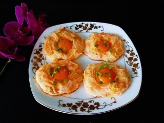 1、蛋黄派,这可是满满的蛋黄派呦。