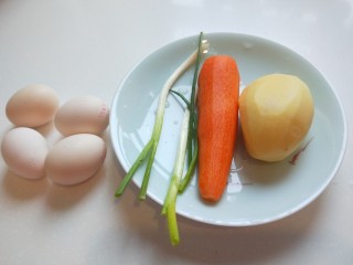 2、蛋黄派,食材:鸡蛋，胡萝卜，土豆，香葱。