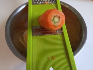 3、蛋黄派,土豆擦丝，胡萝卜擦丝。