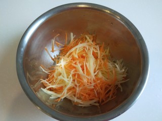 4、蛋黄派,我用的擦丝器擦丝很细的那种。