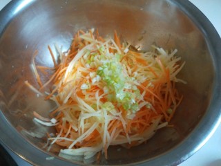 5、蛋黄派,加入香葱末