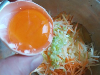 6、蛋黄派,倒入蛋青，蛋黄留下。