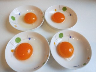 7、蛋黄派,小碟子刷一层油倒入蛋黄备用。