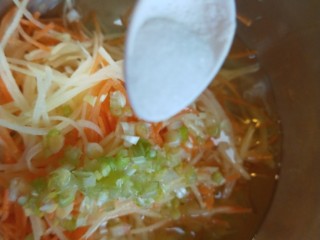 8、蛋黄派,在加入适量盐。