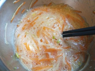 11、蛋黄派,搅拌起沫。