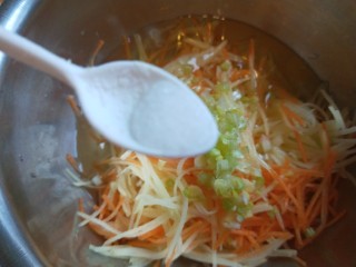 9、蛋黄派,在加入适量白糖。