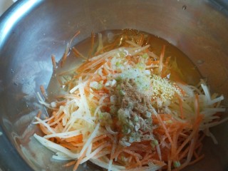 10、蛋黄派,加入适量鸡粉，十三香，白胡椒，孜然粉。