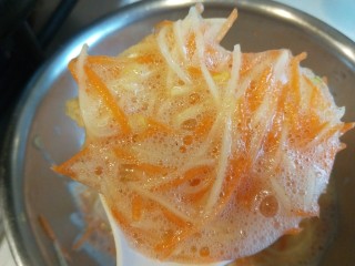 12、蛋黄派,一勺一个放入锅中。