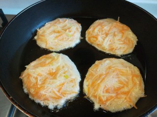 13、蛋黄派,锅底刷一层油。