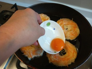 14、蛋黄派,中午用筷子搅一个洞，倒入蛋黄。