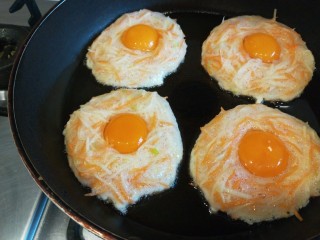 15、蛋黄派,小火煎制。