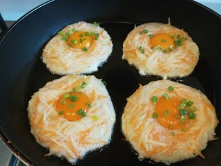 16、蛋黄派,撒上香葱。