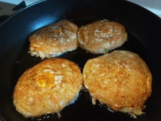 17、蛋黄派,翻面煎制金黄即可。