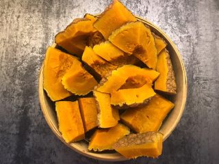 2、南瓜造型馒头,南瓜上锅蒸熟