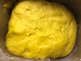 9、南瓜造型馒头,取出面团反复揉捏排气，将面团摘成60克左右的小面团，揉圆