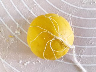 12、南瓜造型馒头,提起棉线系好，系的宽松些，面团还会发酵膨胀