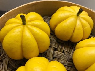 16、南瓜造型馒头,取小树枝当南瓜蒂