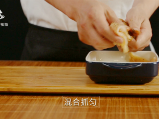 7、两分钟自制鸡排披萨,香酥又可口简单易上手, 混合抓匀