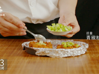 15、两分钟自制鸡排披萨,香酥又可口简单易上手,加入适量青椒粒