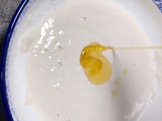 2、早餐鸡蛋饼,搅好后放入少许食用油再搅匀